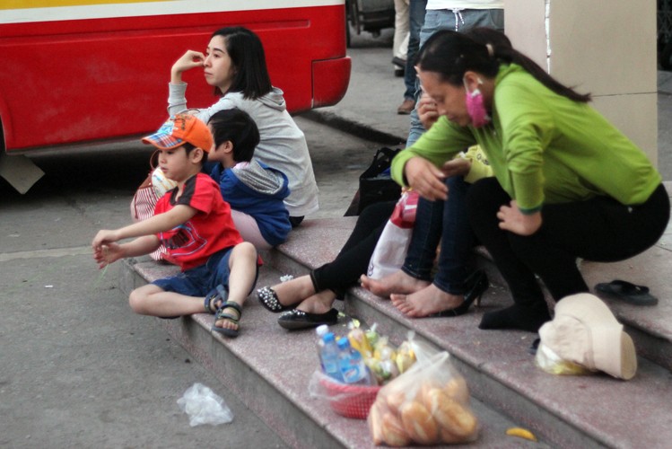 Dan xep hang dong nghit mua ve xe roi Ha Noi ve que nghi le-Hinh-12