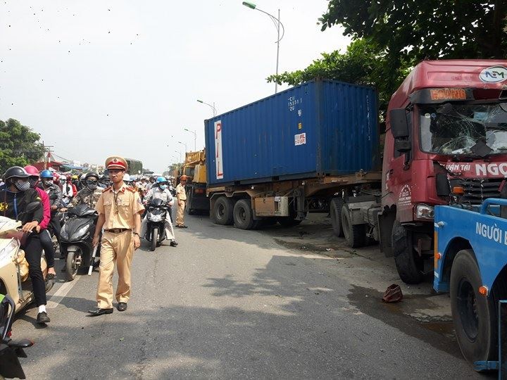 Hien truong container tong xe bon, huc sap nha dan o Ha Noi-Hinh-4