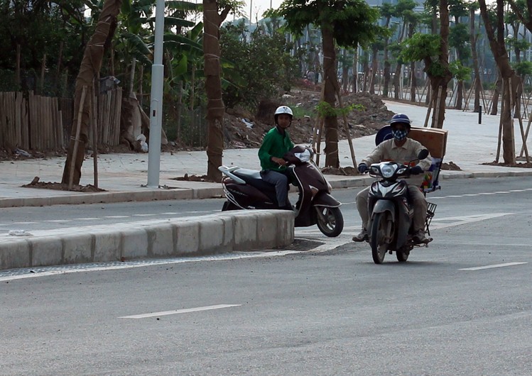 Xe may noi duoi nhau di nguoc chieu tren “con duong vang” Ha Noi-Hinh-10