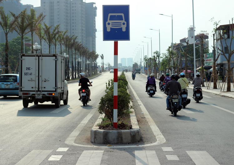 Xe may noi duoi nhau di nguoc chieu tren “con duong vang” Ha Noi-Hinh-2