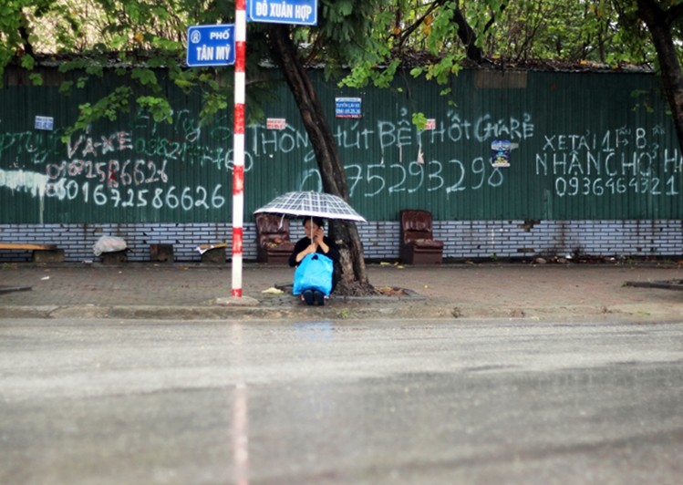 Anh ky la: Nguoi Ha Noi co ro trong mua lanh giua mua he-Hinh-11