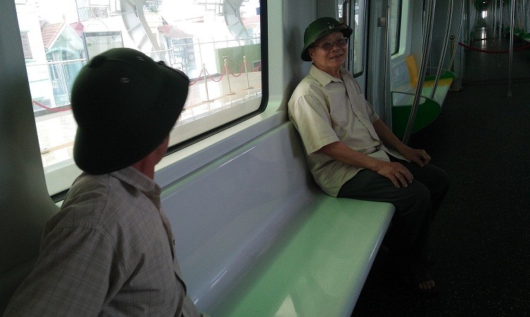 Anh: Nguoi Ha Noi thich thu ngam tau duong sat tren cao Cat Linh - Ha Dong-Hinh-21