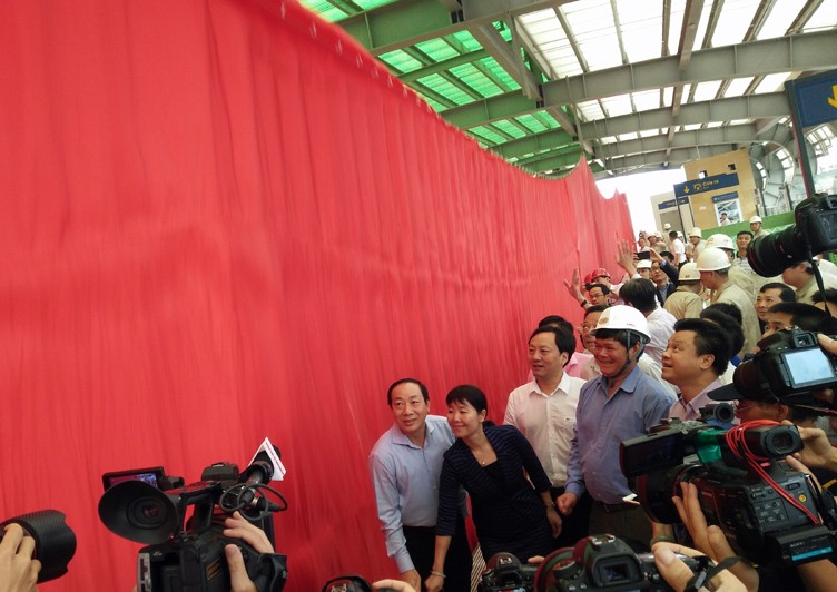 Anh: Nguoi Ha Noi thich thu ngam tau duong sat tren cao Cat Linh - Ha Dong