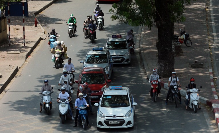 Anh: Nguoi Ha Noi vat va duoi nang nong 40 do muu sinh-Hinh-12