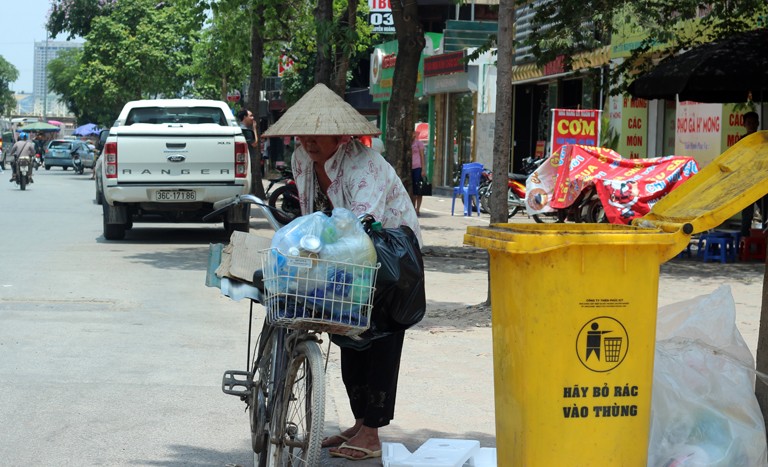 Anh: Nguoi Ha Noi vat va duoi nang nong 40 do muu sinh-Hinh-4