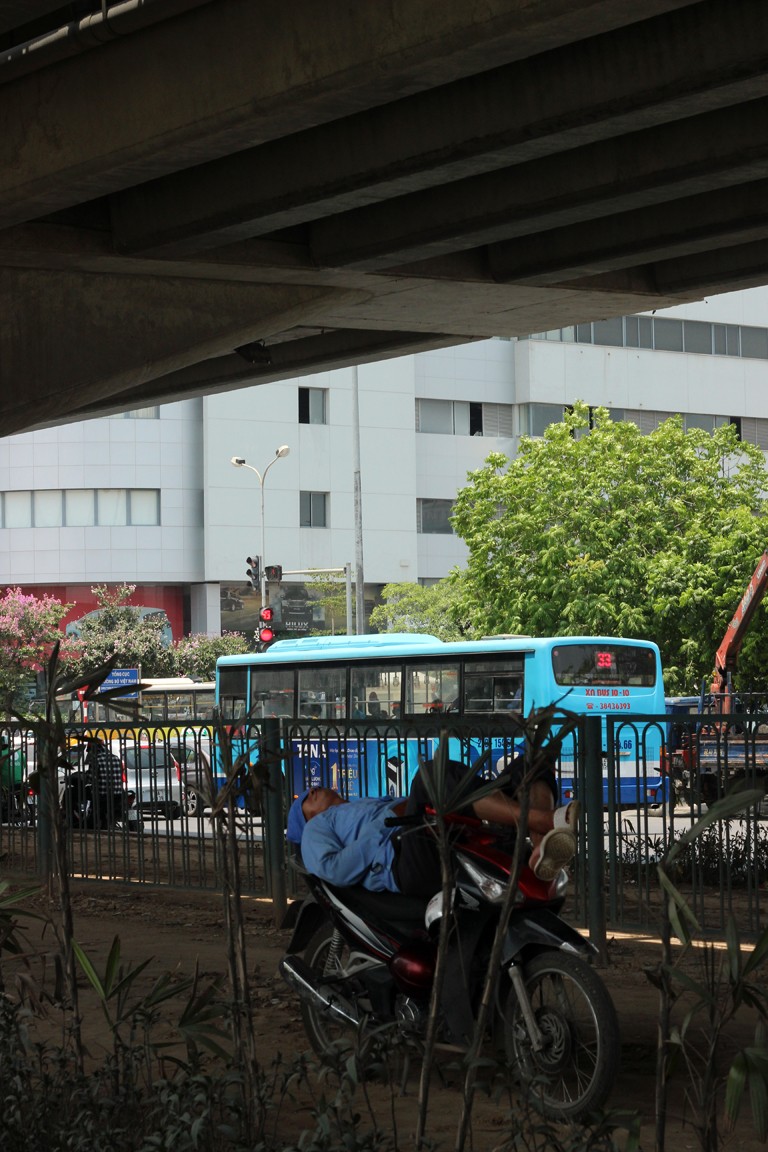 Anh: Nguoi Ha Noi vat va duoi nang nong 40 do muu sinh-Hinh-7