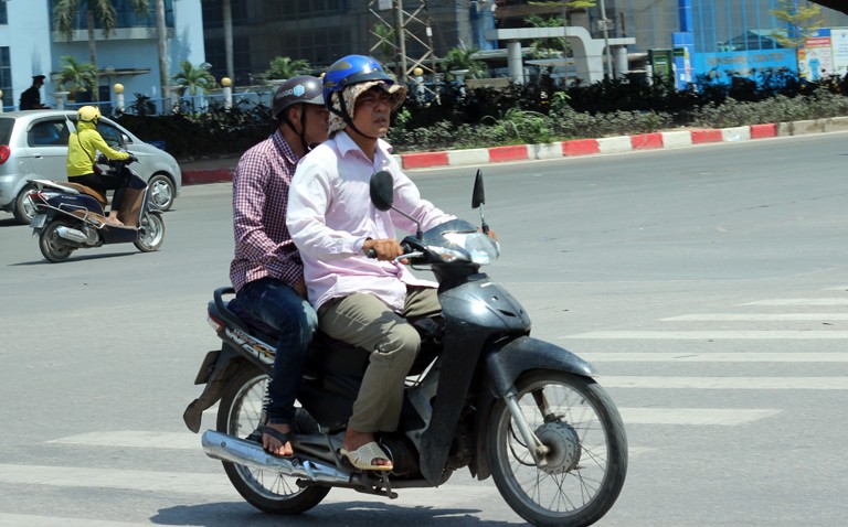 Anh: Nang nong thieu dot o Ha Noi khien dan ong phai lam viec nay-Hinh-4