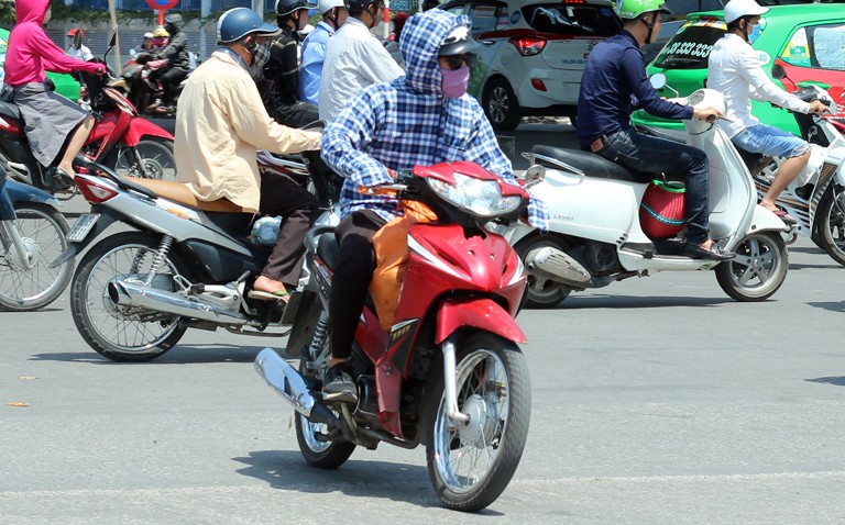 Anh: Nang nong thieu dot o Ha Noi khien dan ong phai lam viec nay-Hinh-6