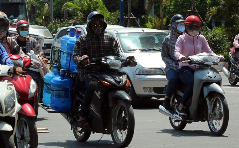 Anh: Nang nong thieu dot o Ha Noi khien dan ong phai lam viec nay-Hinh-8