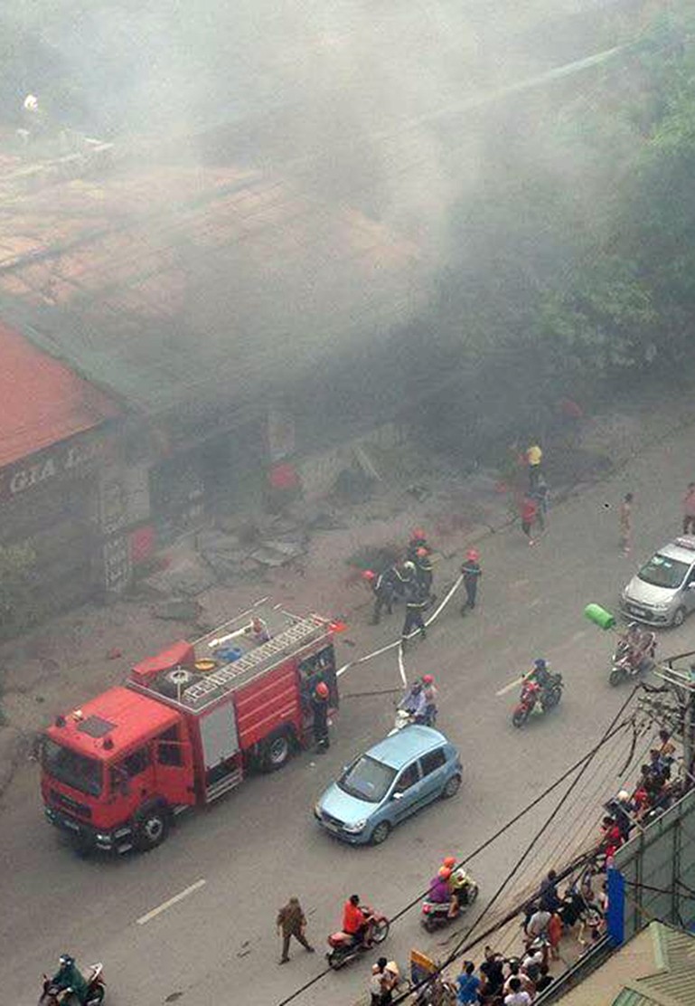 Anh: Hien truong lua thieu rui nha sach o Ha Noi