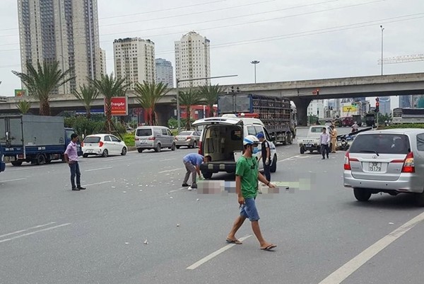 Co gai tre bi xe bon can tu vong giua duong Ha Noi