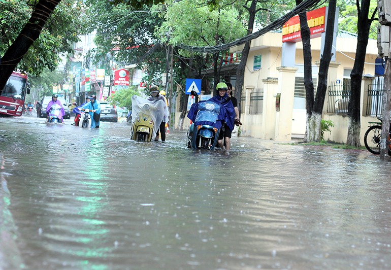 Anh: Duong pho Ha Noi bien thanh song do anh huong bao so 2-Hinh-3