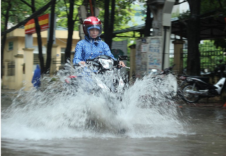 Anh: Duong pho Ha Noi bien thanh song do anh huong bao so 2-Hinh-4