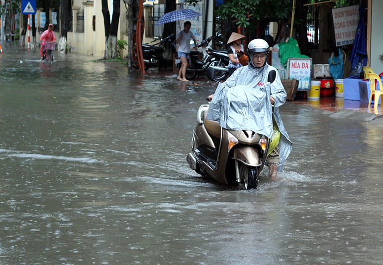 Anh: Duong pho Ha Noi bien thanh song do anh huong bao so 2-Hinh-5