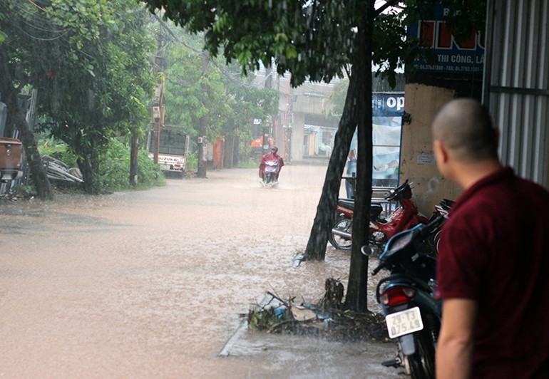 Anh: Duong pho Ha Noi bien thanh song do anh huong bao so 2-Hinh-9