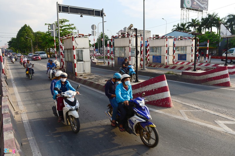 Anh: Tram thu phi bo hoang giua duong o Sai Gon