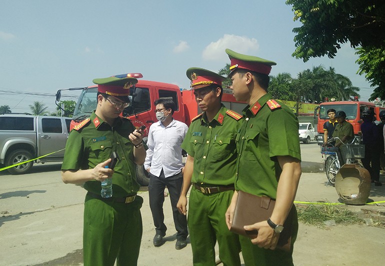 Vu chay lon tai xuong lam banh keo o Ha Noi: Da co 8 nguoi tu vong-Hinh-7