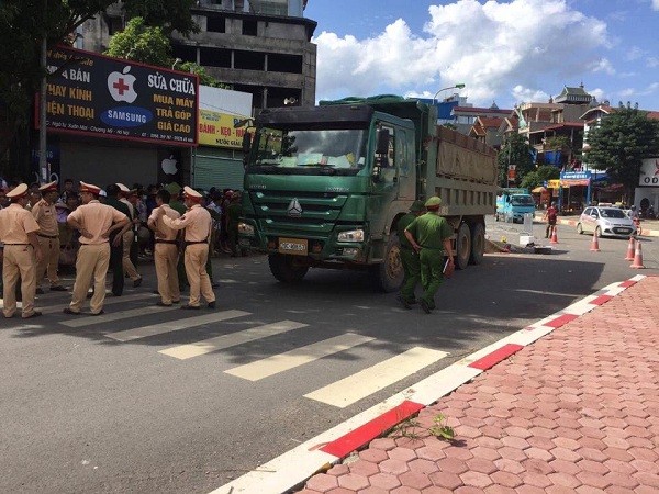 Danh tinh ba nan nhan chet tham sau va cham giao thong o Ha Noi