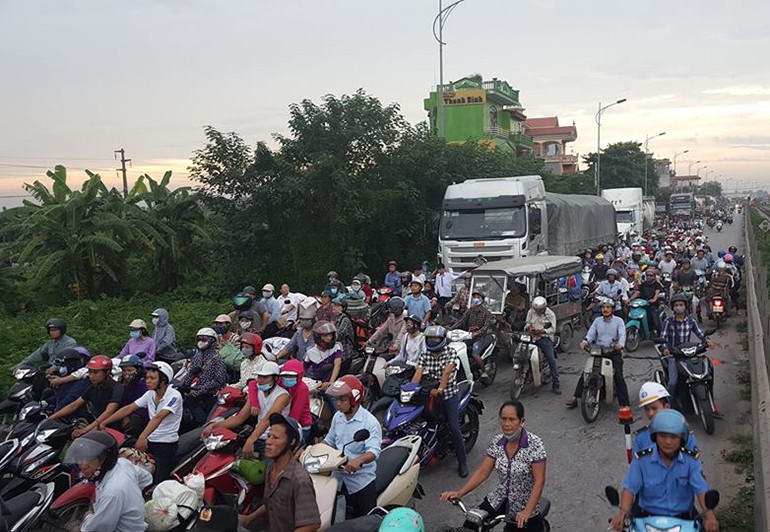 Anh: Nguoi Ha Noi &quot;chon&quot; chan o Quoc lo 1A vi tai nan giao thong-Hinh-6