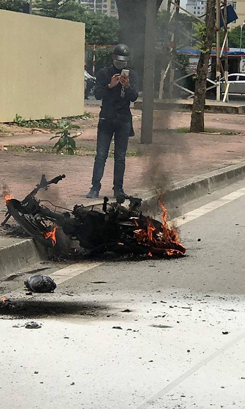 Xe may bong chay ngun ngut giua duong Ha Noi