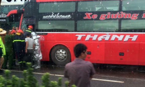 Hai xe khach tong nhau kinh hoang tren cao toc Phap Van-Cau Gie