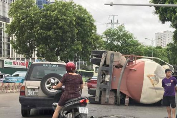 Kinh hoang xe bon tron be tong lat giua duong Ha Noi-Hinh-2