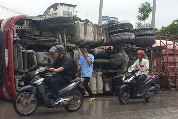 Kinh hoang xe bon tron be tong lat giua duong Ha Noi