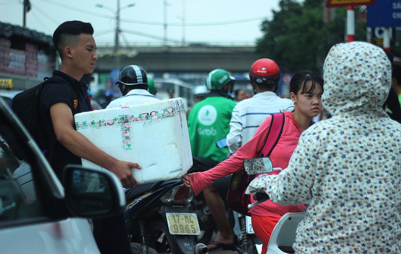 Anh: &quot;Bien nguoi&quot; ve Thu do trong mua lon sau nghi le 2/9-Hinh-3