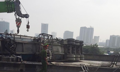 Ha Noi: Xe dau keo lat ngang duong vanh dai 3 tren cao-Hinh-2