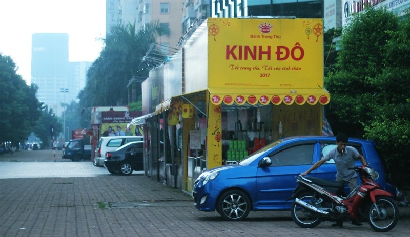 HN: Quay banh Trung thu “bay tran nuot via he” nguoi di bo-Hinh-8