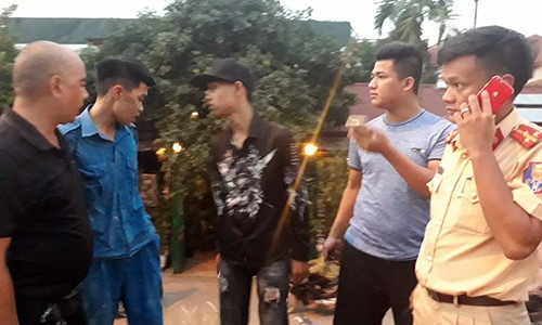 Di xe may kep 3, dam CSGT Ha Noi roi bo chay-Hinh-2