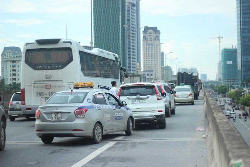 O to un tac tren duong vanh dai 3 vi tai nan xe may chet nguoi-Hinh-9