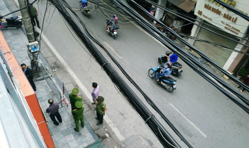 Nguoi dan ngo ngac nhin quan Hoan Kiem cuong che... cuc dieu hoa