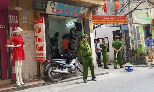 Ta hoa nguoi dan ong chet lo lung tren cot dien cung la thu tuyet menh