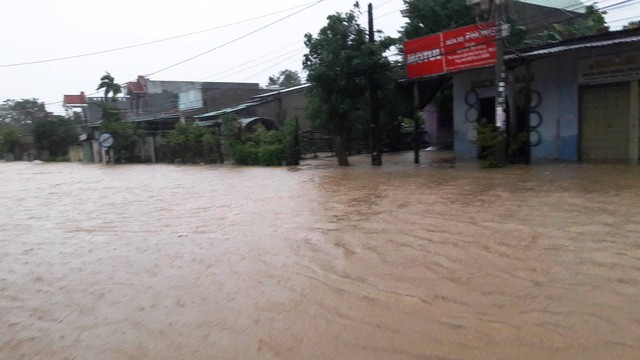 Mien trung chim trong mua lu, giao thong te liet...-Hinh-2