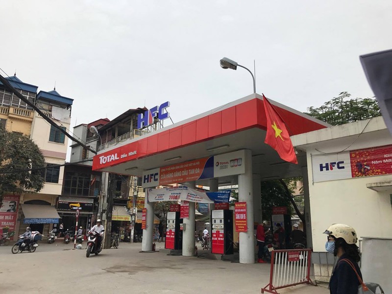 Ha Noi: Nhan vien cay xang mai nghe dien thoai, quen ca thu tien-Hinh-2