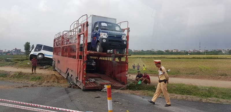 Ha Noi: Duong cao toc Phap Van - Cau Gie un tac keo dai sau TNGT-Hinh-2