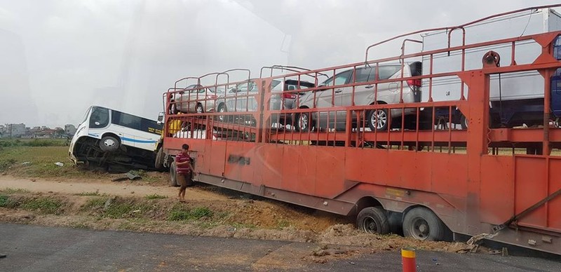 Ha Noi: Duong cao toc Phap Van - Cau Gie un tac keo dai sau TNGT