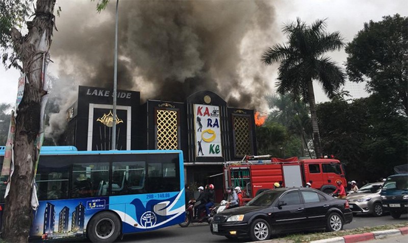 Hien truong lua chay du doi quan karaoke gan ho Linh Dam,Ha Noi