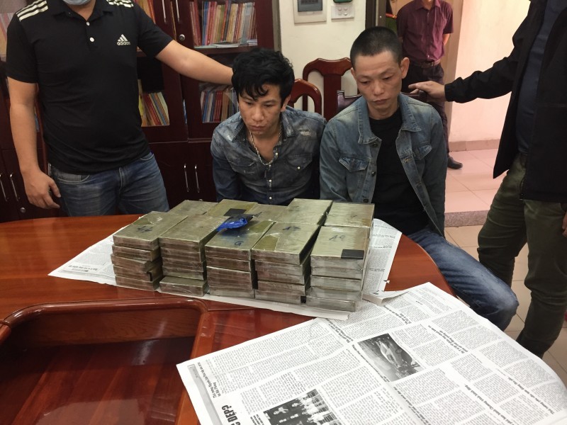 Can mat hai doi tuong van chuyen 47 banh heroin o Ha Noi