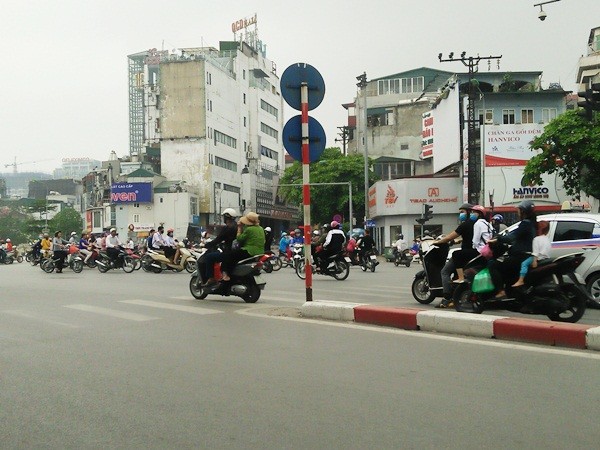 Bat khan cap tai xe o to keo le nguoi tren pho Ha Noi