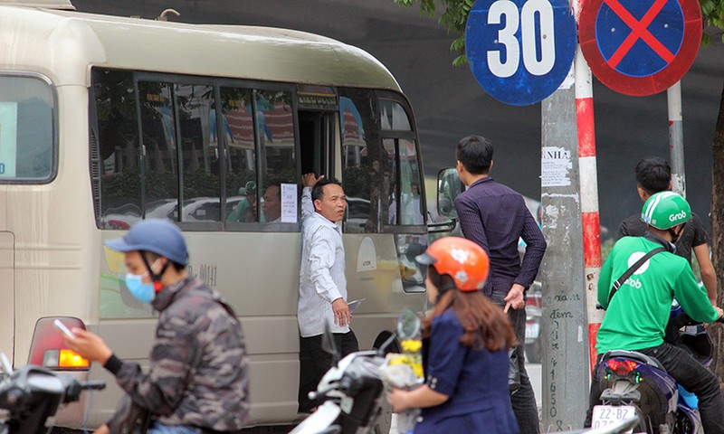 Anh: Xe khach tung hoanh don, tha nguoi nao loan duong Ha Noi-Hinh-5