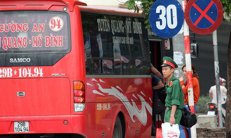 Anh: Xe khach tung hoanh don, tha nguoi nao loan duong Ha Noi-Hinh-8