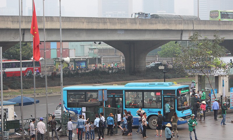 Nguoi Ha Noi va vat, met moi o ben xe My Dinh cho di nghi le-Hinh-12