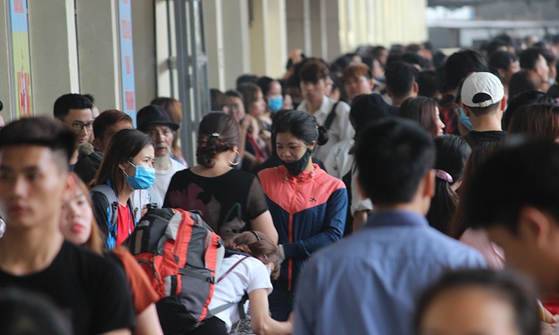 Nguoi Ha Noi va vat, met moi o ben xe My Dinh cho di nghi le