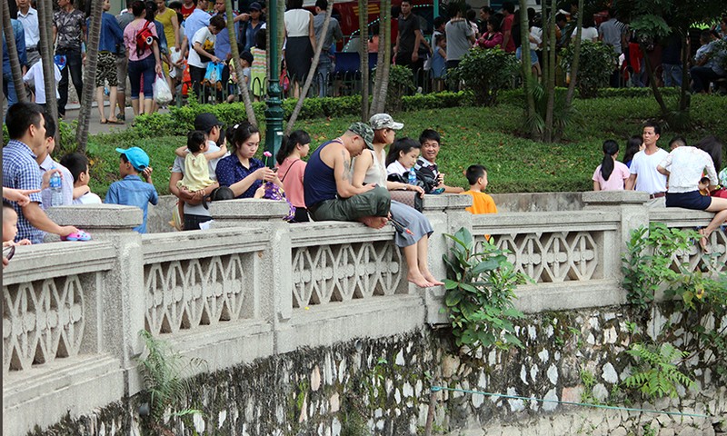 Nam thanh nu tu dap len co hoa, “tu suong” o Cong vien Thu Le-Hinh-13