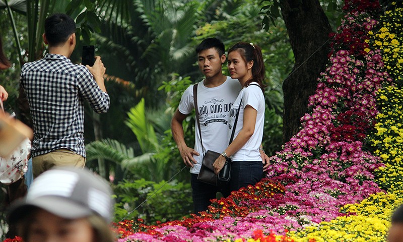 Nam thanh nu tu dap len co hoa, “tu suong” o Cong vien Thu Le-Hinh-5