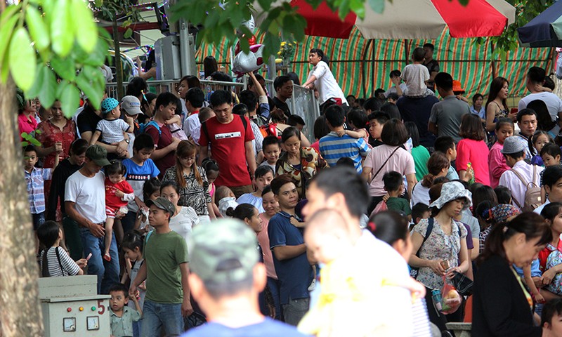 Nam thanh nu tu dap len co hoa, “tu suong” o Cong vien Thu Le