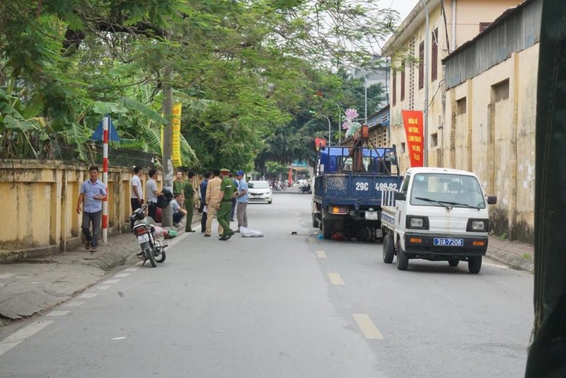 Ha Noi: 3 me con thai phu bi xe tai cuon vao gam da tu vong-Hinh-2