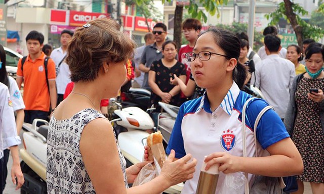 Ngay thi dau tien vao lop 10: Nhieu thi sinh phai chay vi den muon-Hinh-2